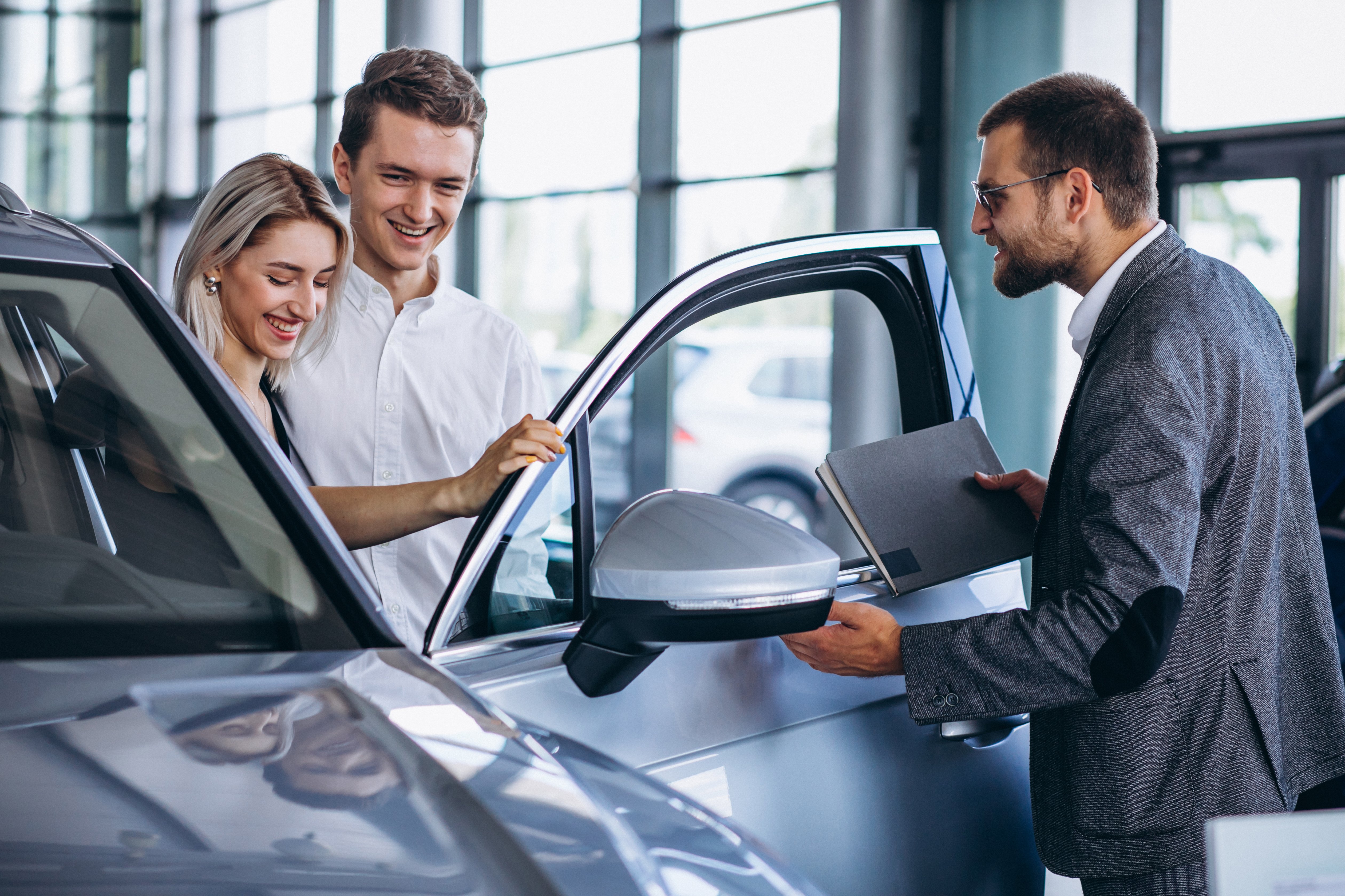 familia-joven-comprando-automovil-sala-exposicion-automoviles