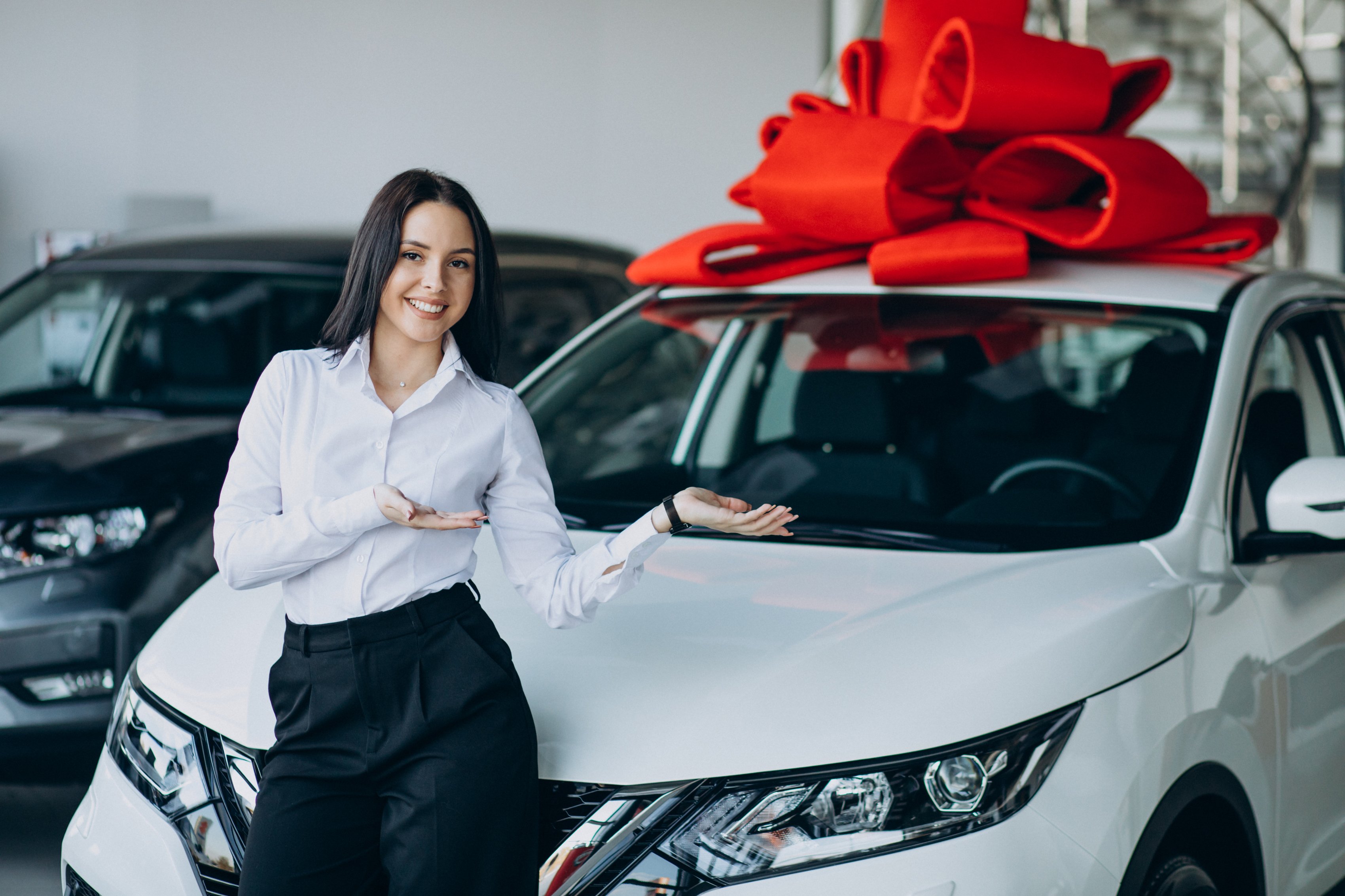 mujer-coche-gran-lazo-rojo