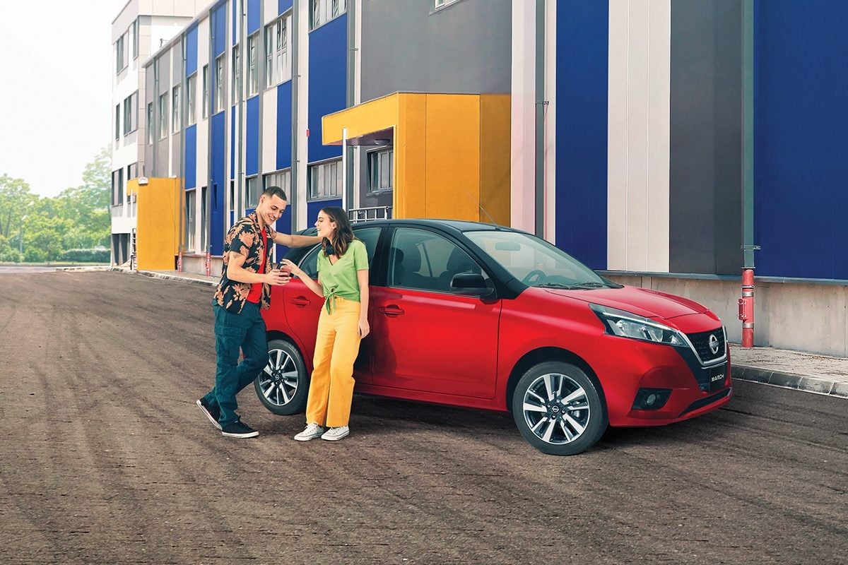 nissan-2023-march_exclusive_ta_bi_tono-rojo_burdeos_negro-negro-exterior-overview_chicos_platicando_con_telefono-d.jpg.ximg.l_full_m.smart